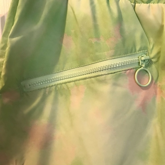 Light weight pants with zippers to turn into shorts. - Picture 3 of 4